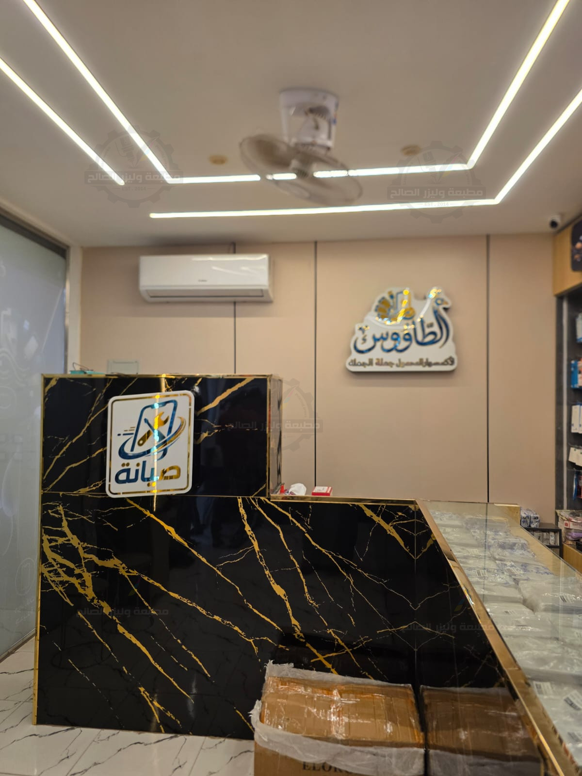 لوجو اكريلك فى اكريلك دهبي وازرق