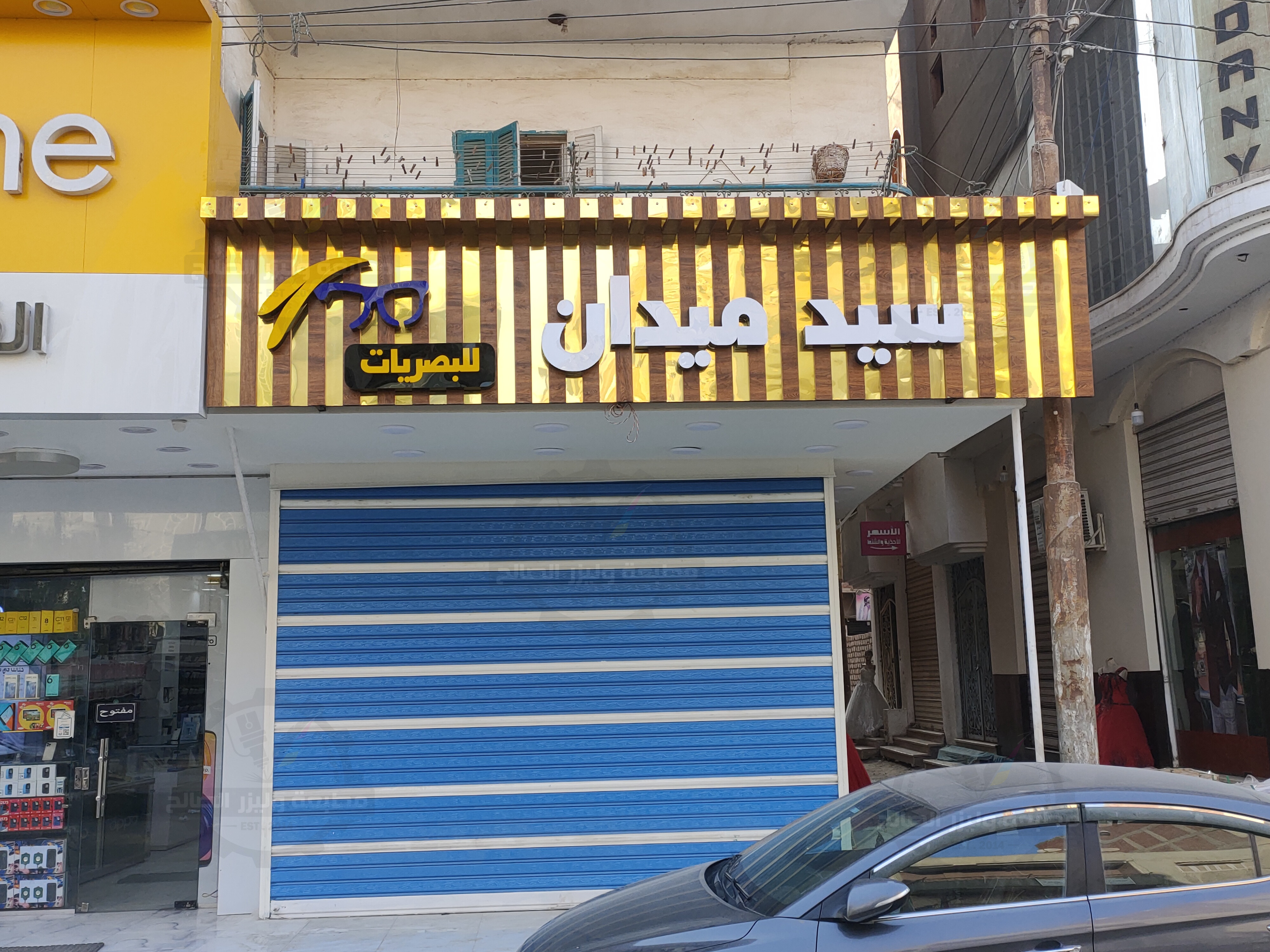 حروف بارزة على واجهة كلادينج فى خشب